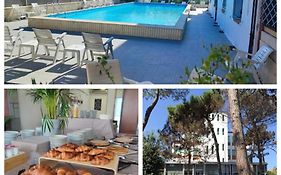 B&B Promenade Hotel Simple con Piscina